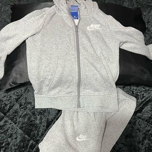 Kids grey Nike jogger sweatsuit